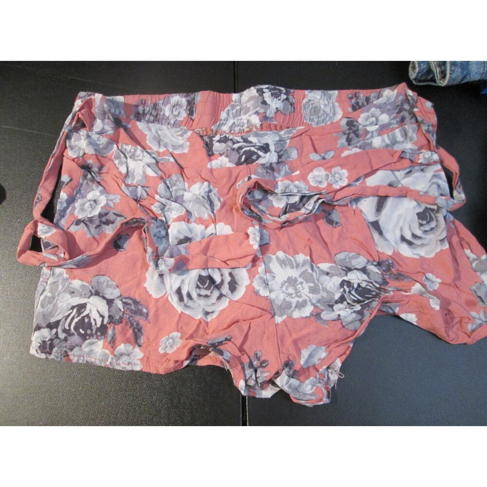 JRs sz S dressy shorts Rue 21 pink with white gray